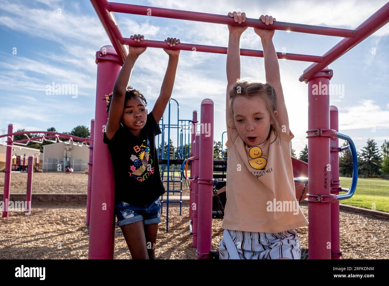 Schulkinder, die in Affenbars spielen Stockfoto