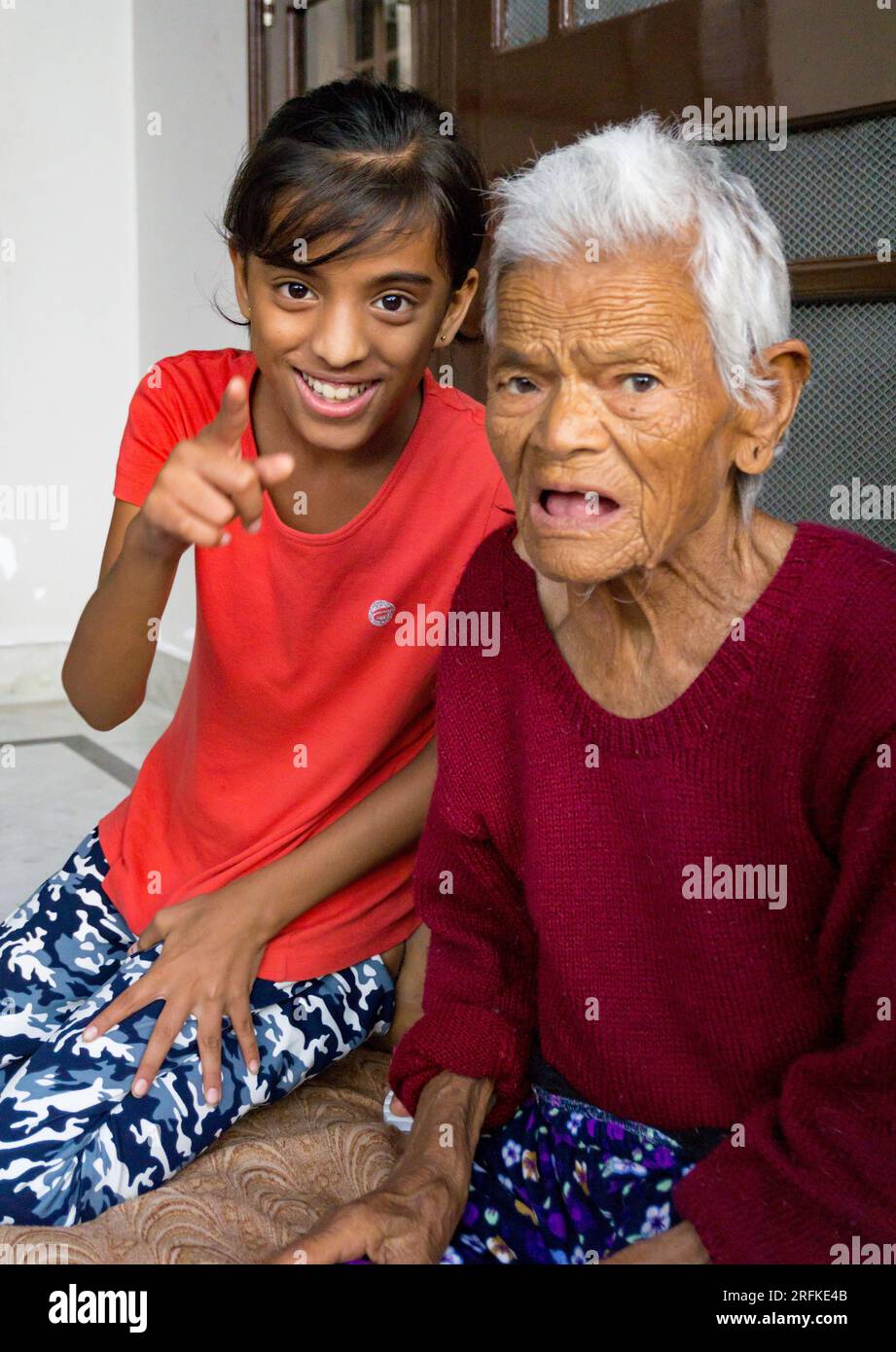 Okt. 14. 2022 Uttarakhand, Indien. Herzerwärmendes Band: Indische Enkelin, die Momente mit ihrer älteren Großmutter schätzt. Liebe und Verbundenheit in Hülle und Fülle Stockfoto