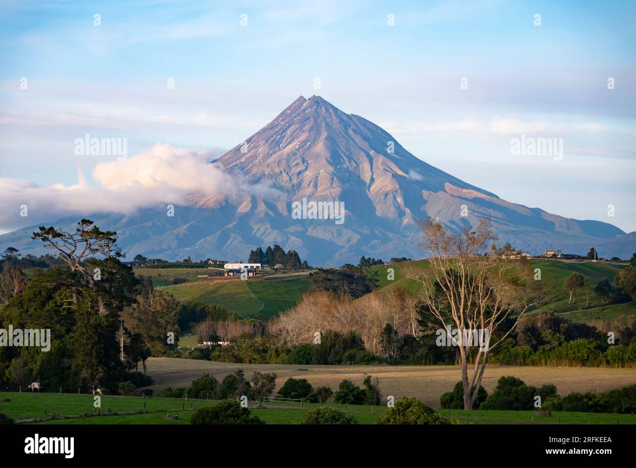 Ackerland und Mount Taranaki, Nordinsel, Neuseeland Stockfoto