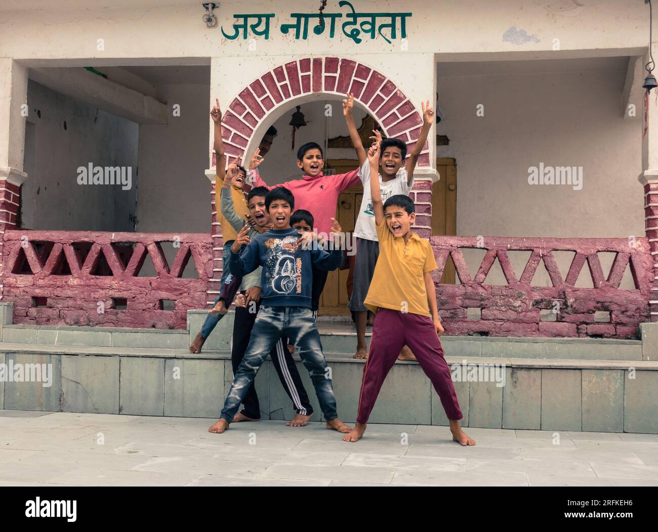 Oktober 14. 2022 Uttarakhand, Indien. Junge einheimische Jungs genießen den Tempelgang in Uttarakhand, Indien. Sorgenfreie Momente des Gelächters und der Freundschaft. Stockfoto