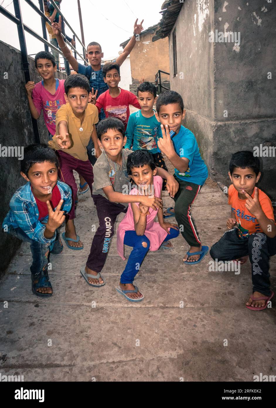 Oktober 14. 2022 Uttarakhand, Indien. Lebhafte Dorfkinder, die ihre Momente in Uttarakhband, Indien, voller Freude genießen. Eine Feier der sorglosen Kindheit im Stockfoto