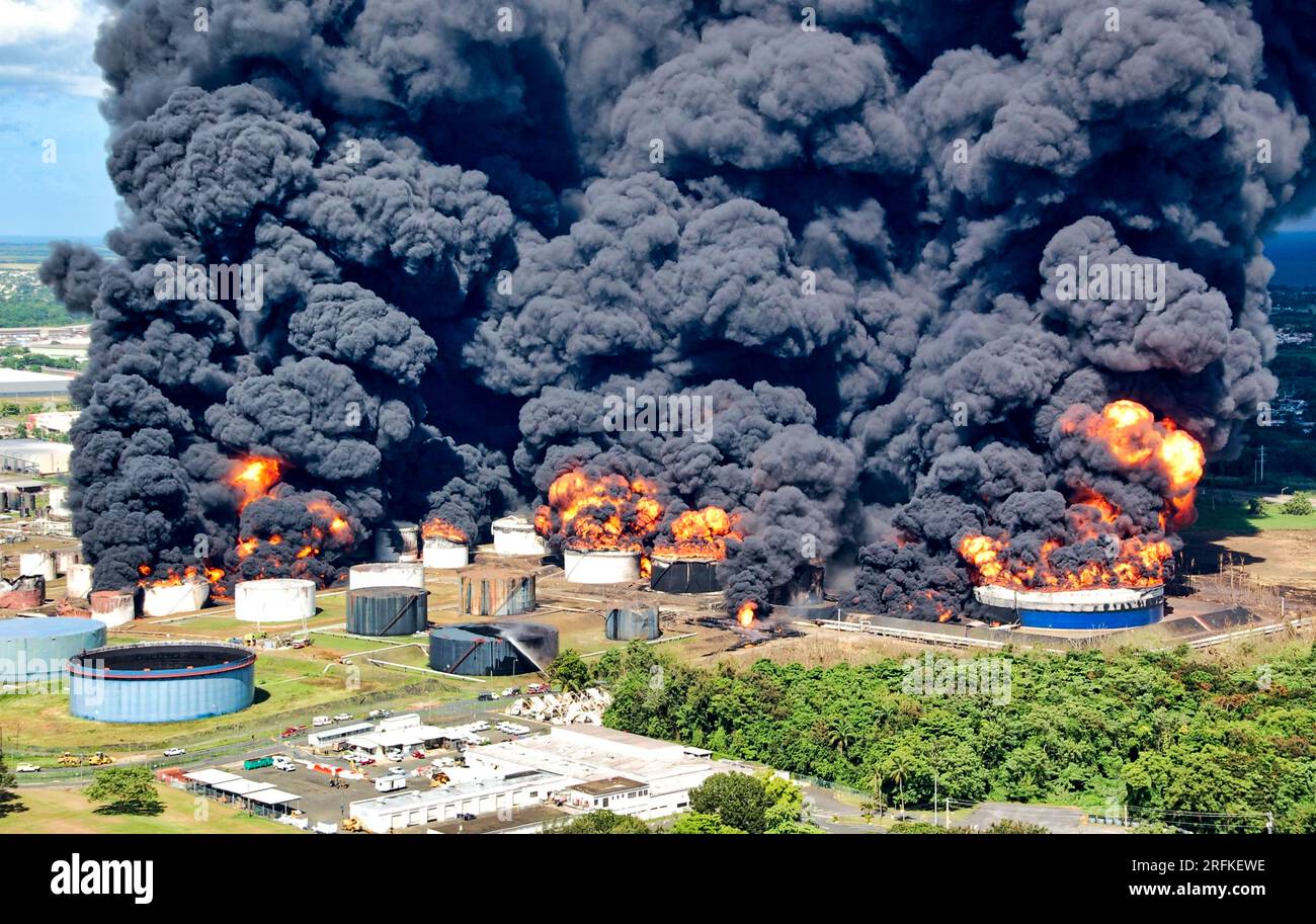 Das Feuer im Öllager hat eine Menge schwarzen Rauch in den Himmel geworfen. Stockfoto