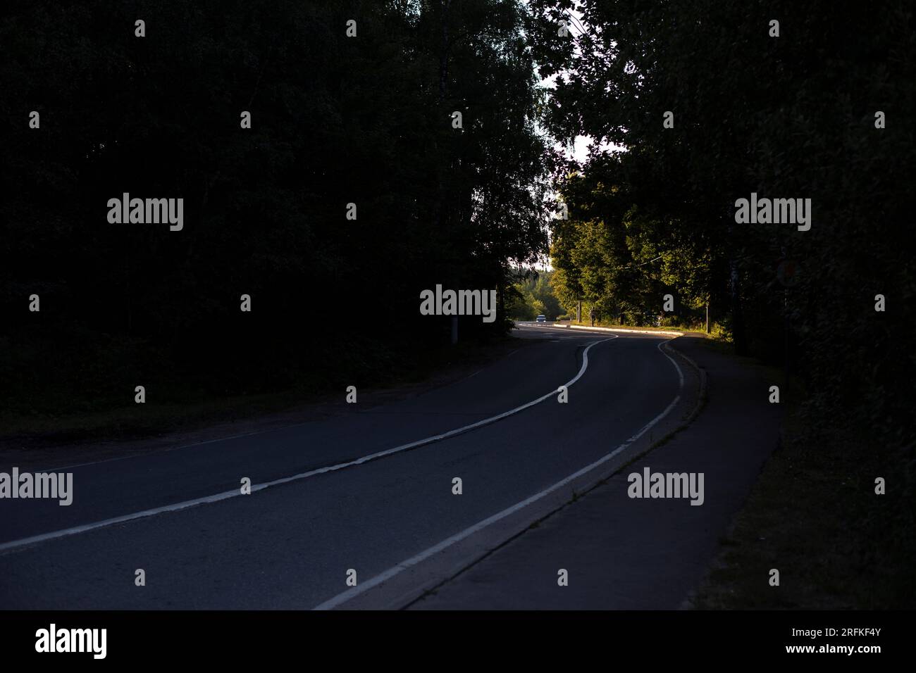 Ampel am Ende der Straße. Autobahn auf dem Land. Stockfoto