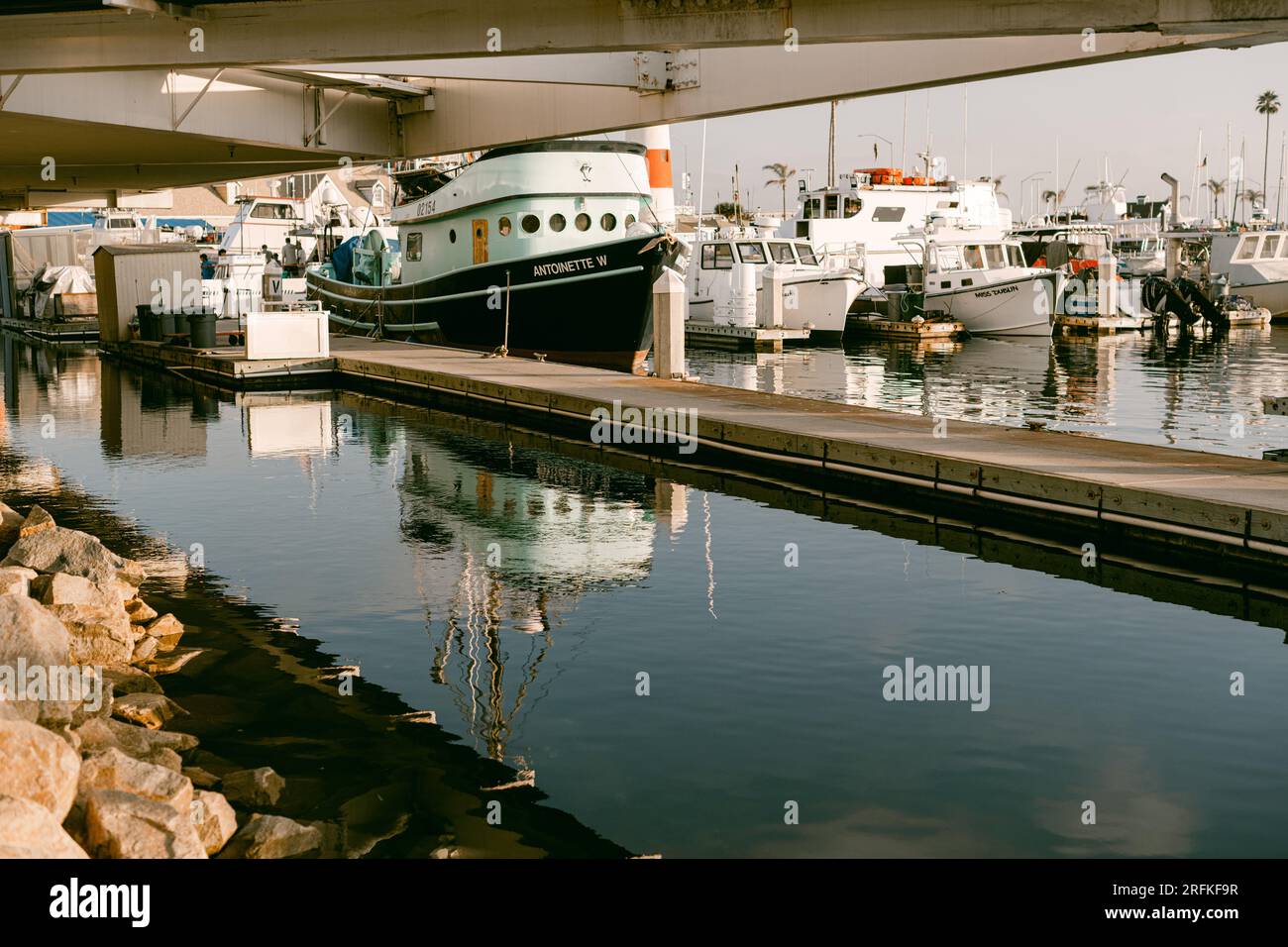 Reflexion eines Bootes im Hafen von Oceanside Stockfoto