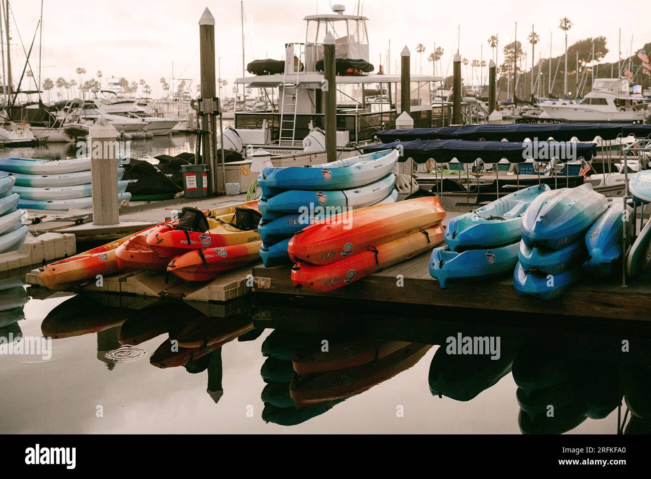 Farbenfrohe Kajaks am Oceanside Harbor Stockfoto