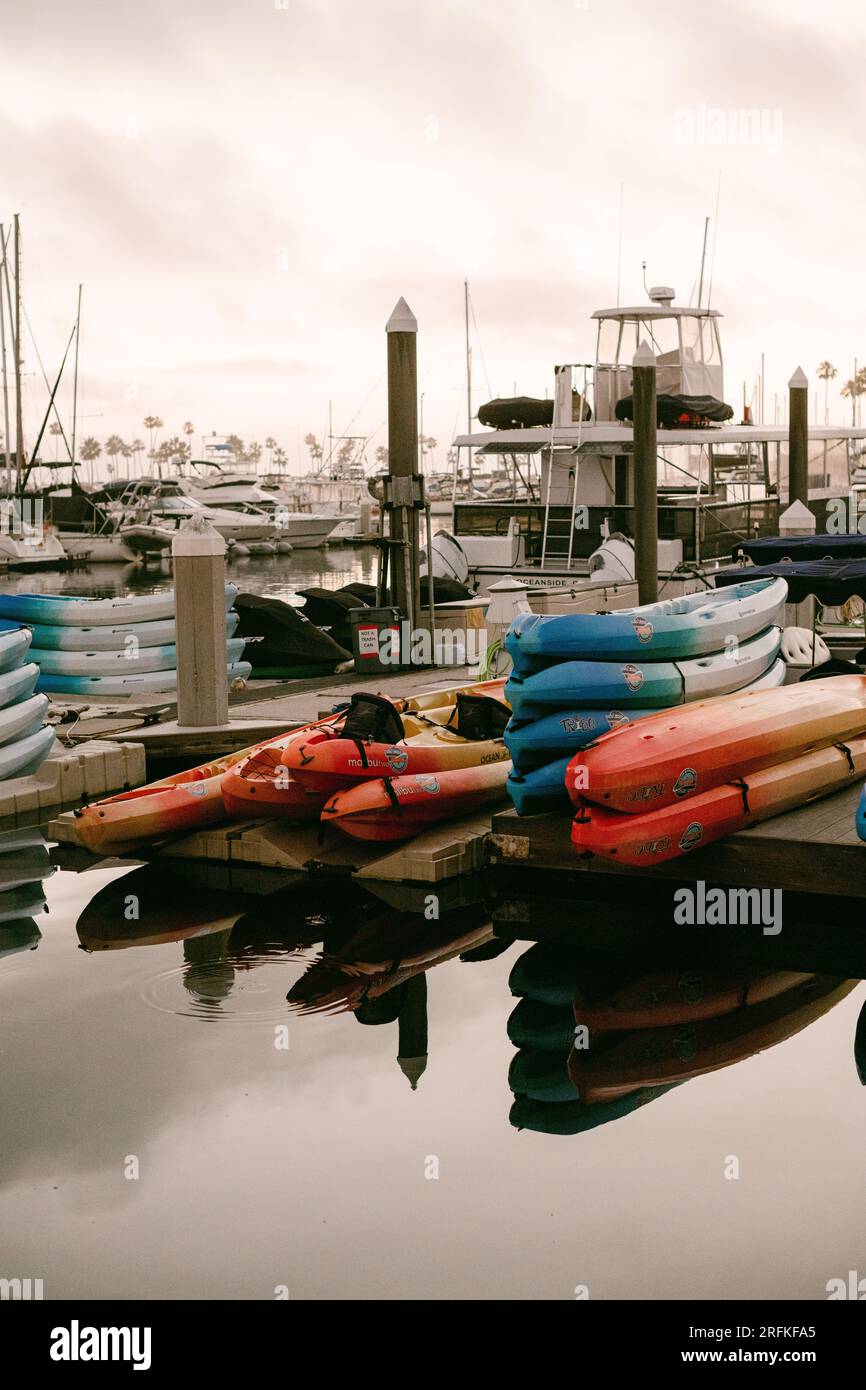 Reflexion von Kajaks am Oceanside Harbor Stockfoto