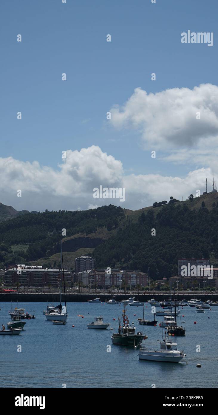Vertikales Foto einer Landschaft mit Booten und einem Dorf im Hintergrund Stockfoto