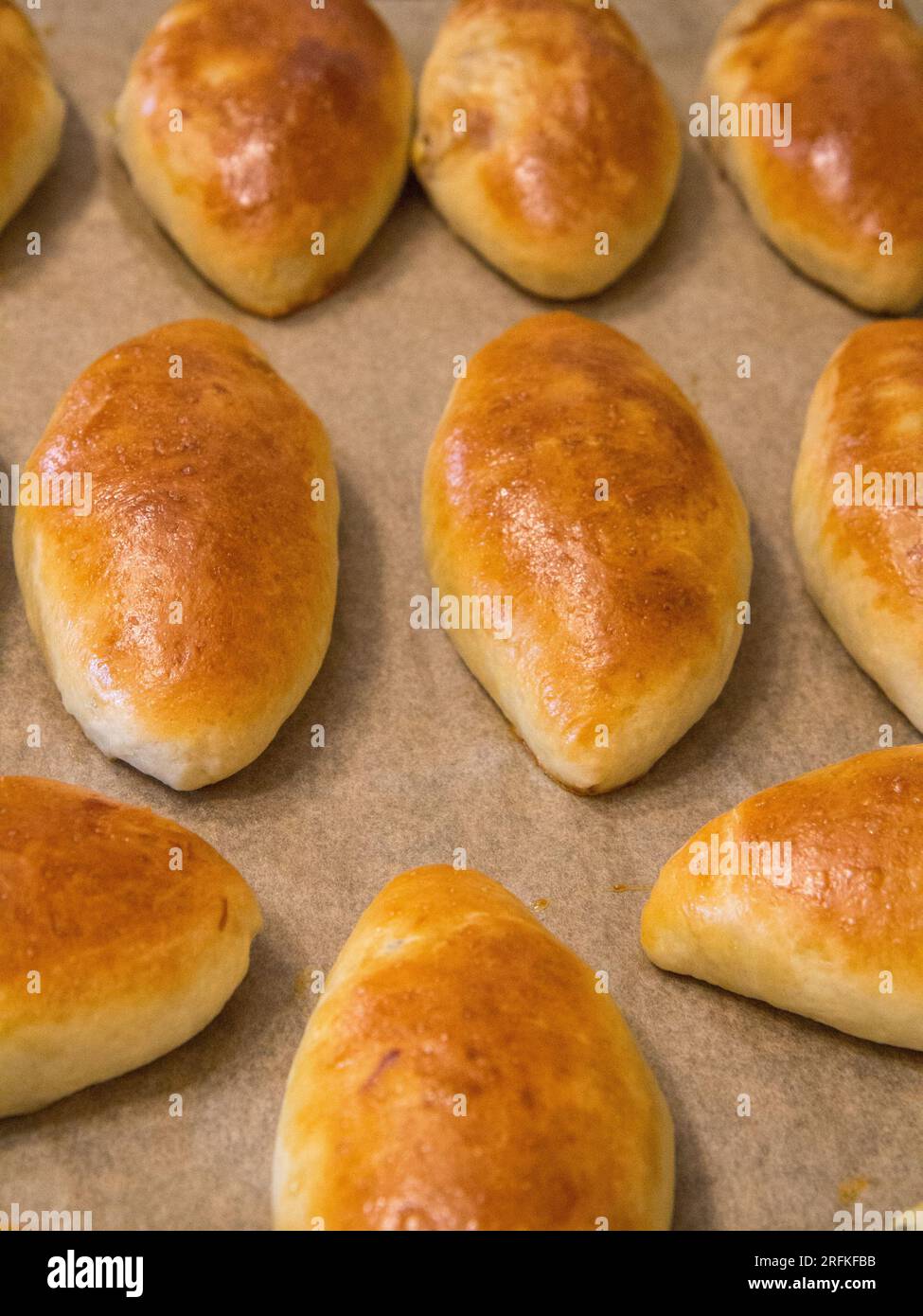 Hefeteigkuchen mit Füllung auf einem Teller. Hausgemachtes Backen. Stockfoto