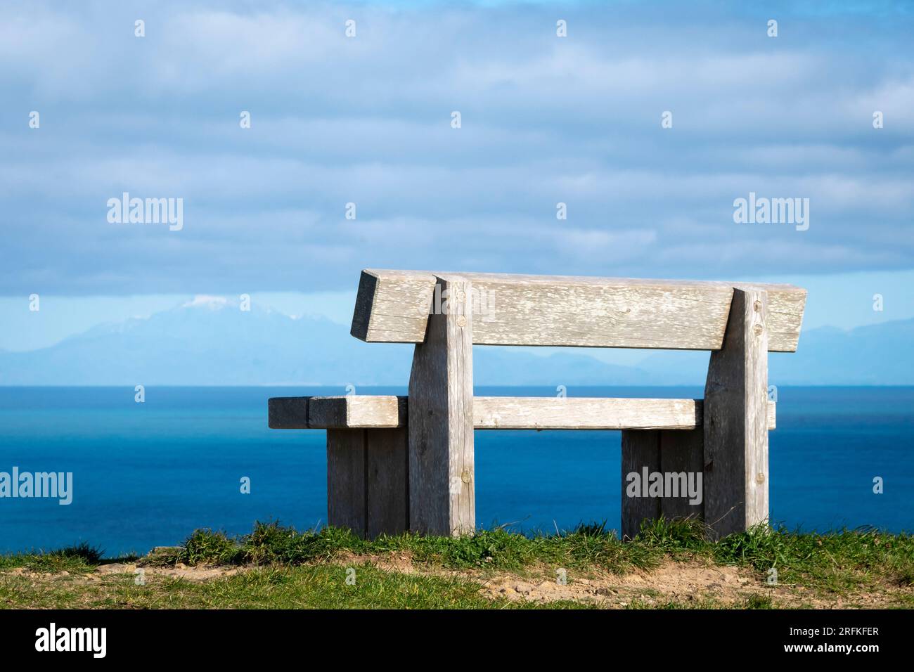 Sitz auf einem Hügel mit Blick auf das Meer, Island Bay, Wellington, North Island, Neuseeland Stockfoto