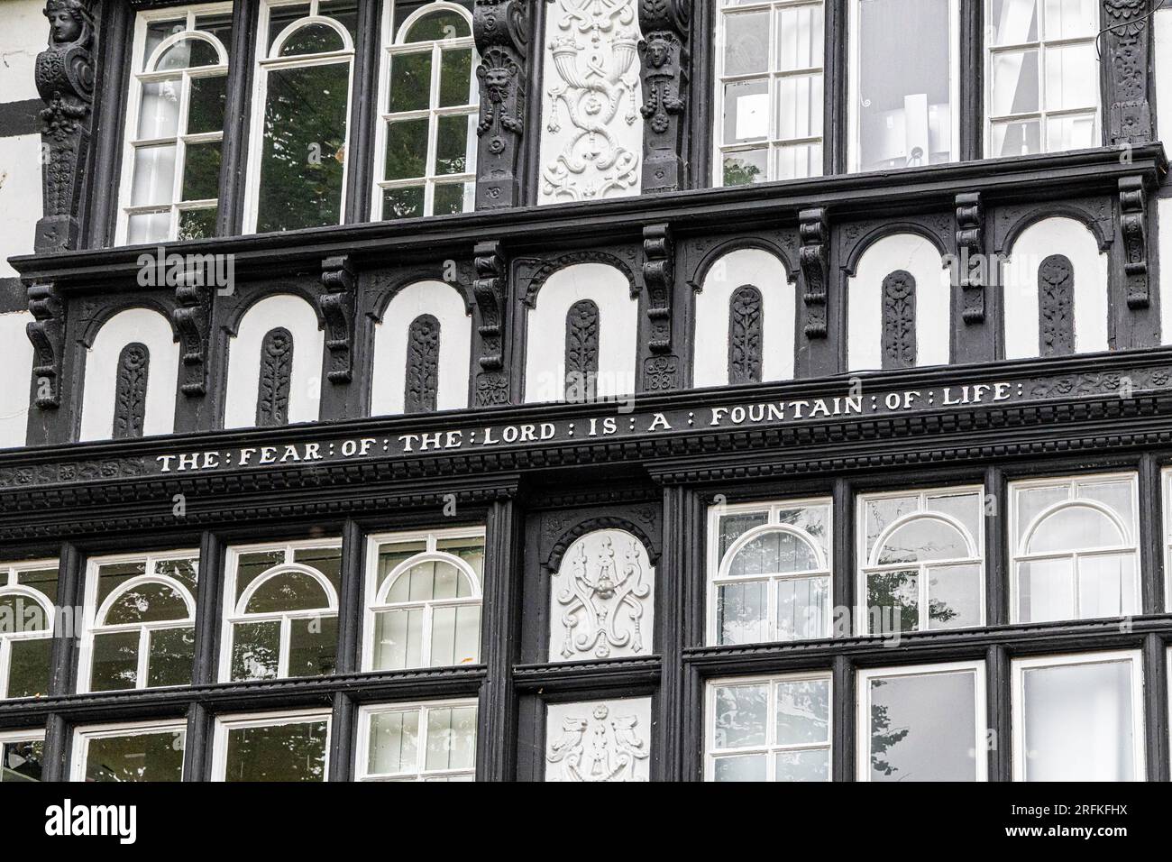 Markantes Holzhaus im mittelalterlichen Stil von W. H. Kelly, das erst 1881 erbaut wurde und die Legende trägt: „Die Angst des Herrn ist ein Brunnen des Lebens“, Stockfoto