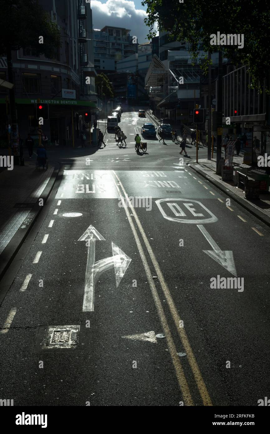 Menschen, die die Straße an der Kreuzung von Manners Street und Willis Street, Wellington, North Island, Neuseeland überqueren Stockfoto