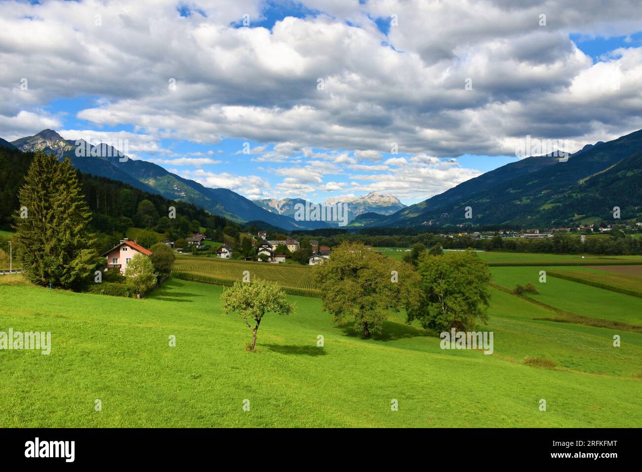 Landseite in Kärnten, Österreich nahe dem Dorf Greifenburg im Drava-Tal mit den Gailtalalpen in den südlichen Kalksteinalpen Stockfoto