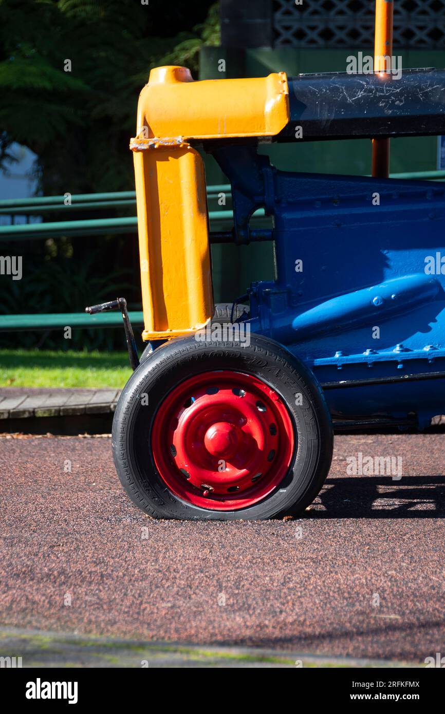 Farbenfroher Traktor auf Spielplatz, Hutt City, Lower Hutt, Wellington, North Island, Neuseeland Stockfoto