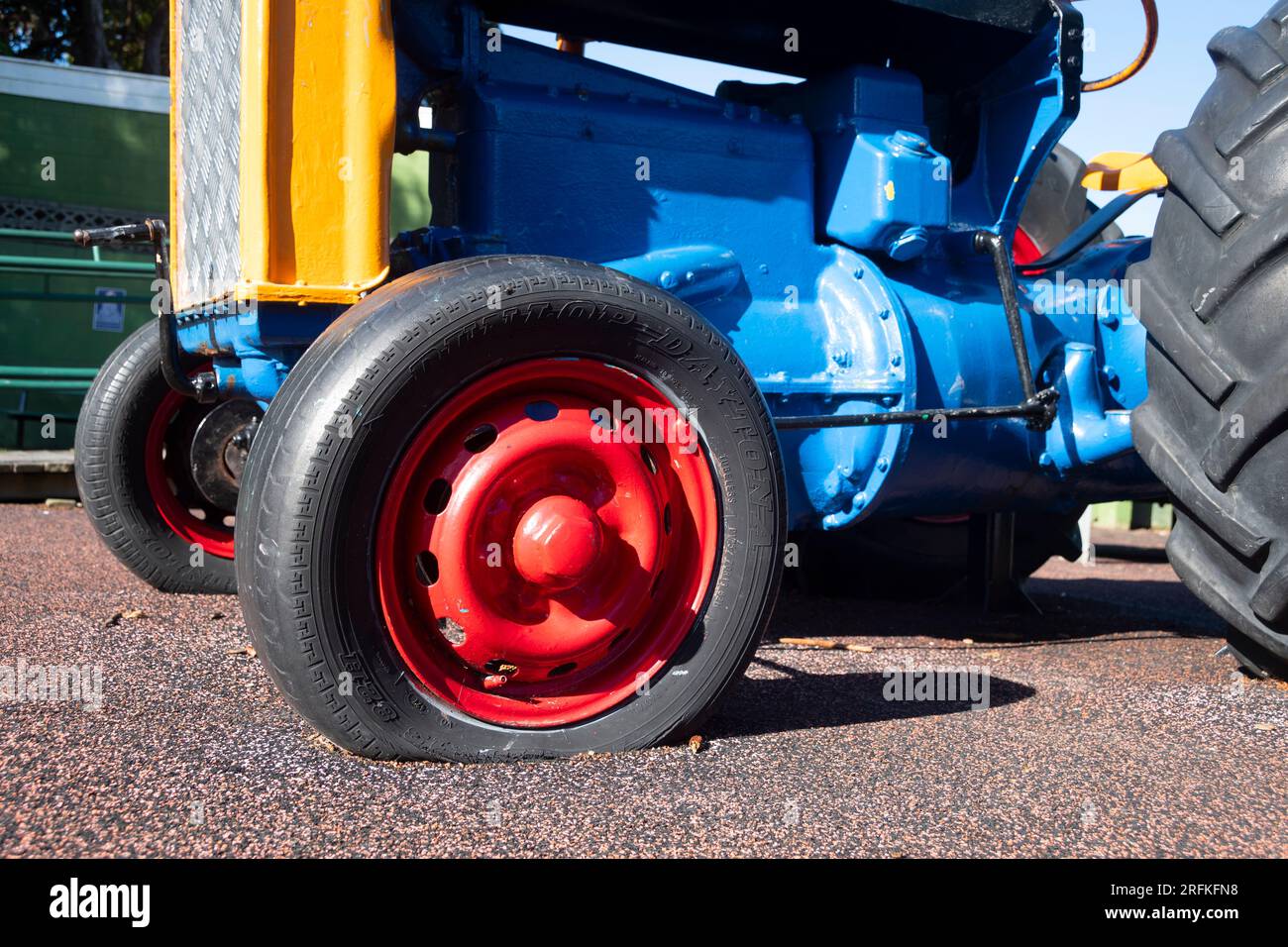 Farbenfroher Traktor auf Spielplatz, Hutt City, Lower Hutt, Wellington, North Island, Neuseeland Stockfoto