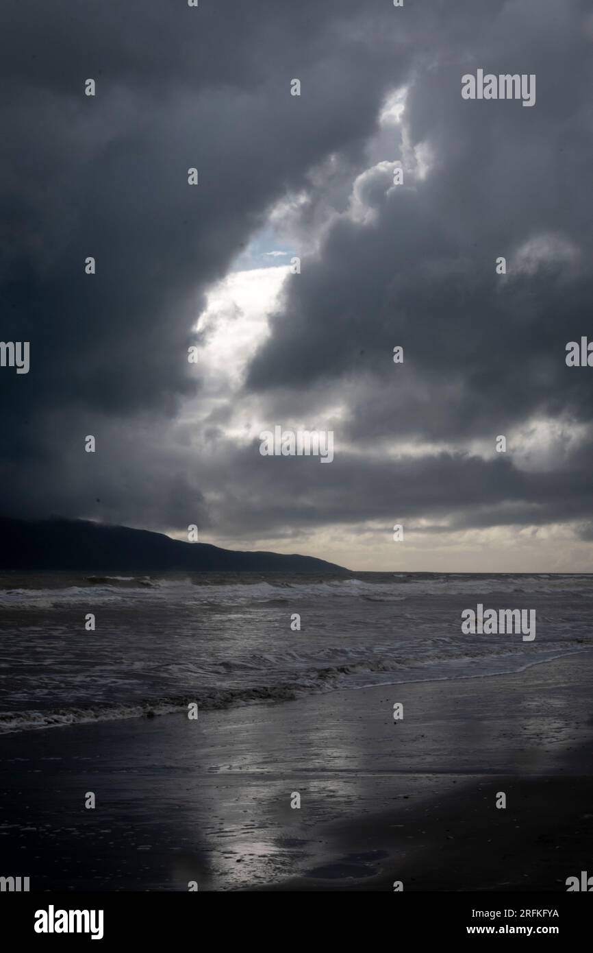 Sturmwolken über Kapiti Island Raumati, Nordinsel, Neuseeland Stockfoto