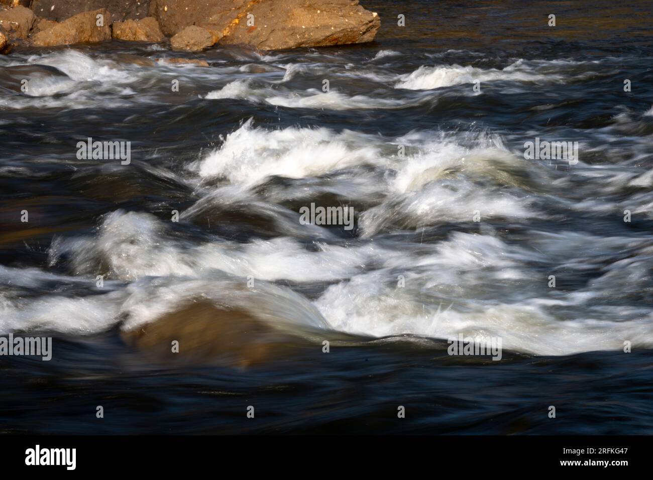 Turbulentes Wasser im Bach, Kaupokonui Beach, Taranaki, Nordinsel, Neuseeland Stockfoto