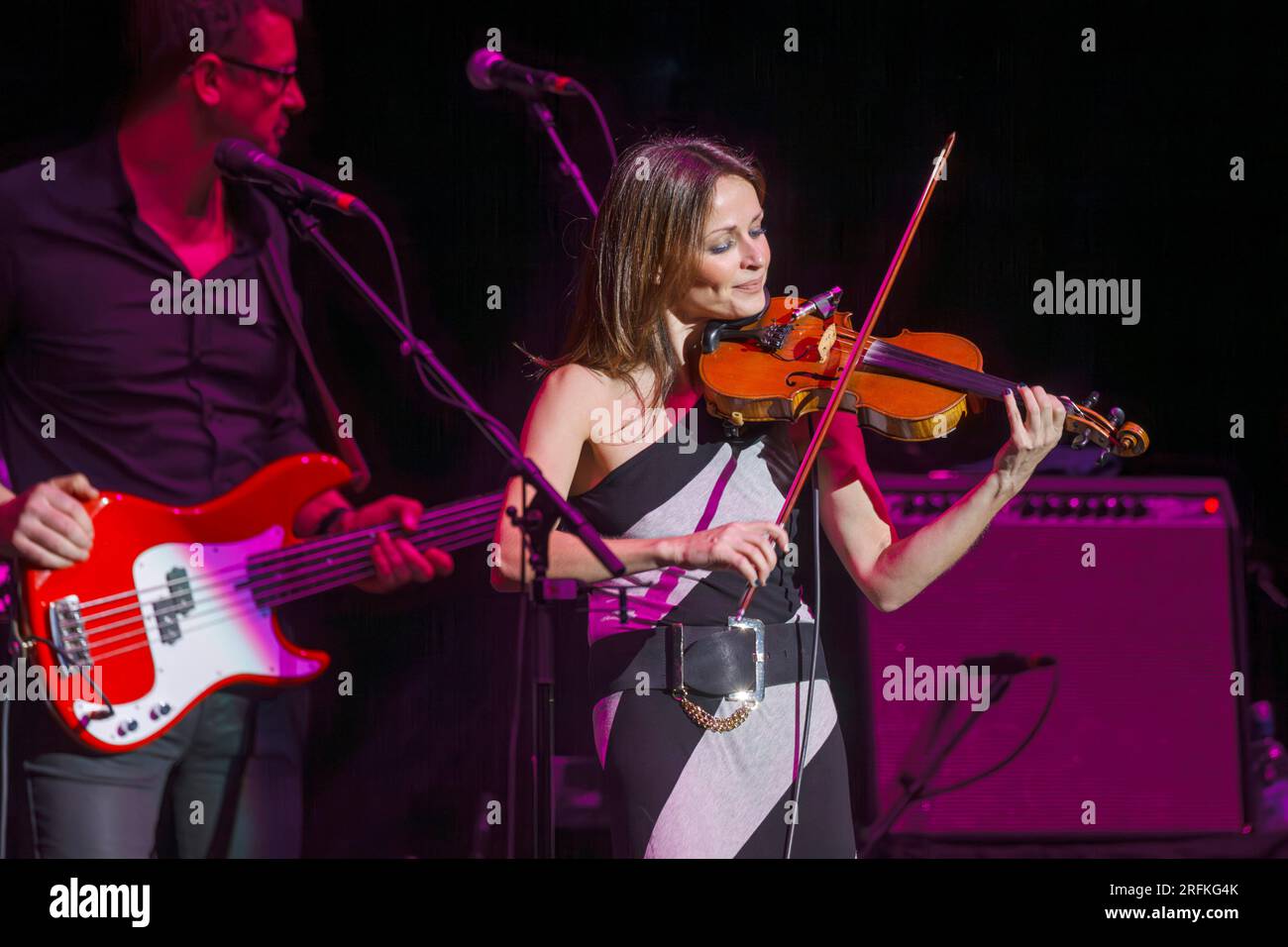 Der irische Sänger, Songwriter und Musiker Sharon Corr tritt live in einem Konzert auf, in der Vector Arena, Auckland, Neuseeland Stockfoto