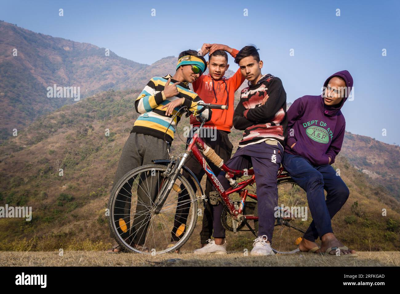 Oktober 14. 2022 Uttarakhand, Indien. Junge Freunde, die Fahrrad fahren und sich in den Uttarakhand Hills aufstellen. Abenteuerliche und sorgenfreie Momente. Stockfoto