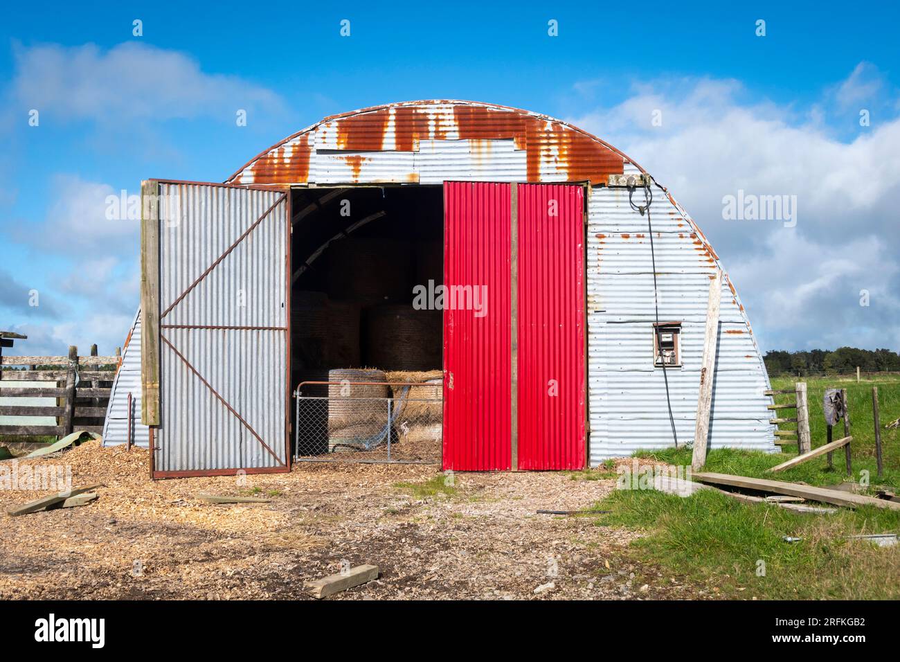 Halbrunde Scheune, Taranaki, Nordinsel, Neuseeland Stockfoto