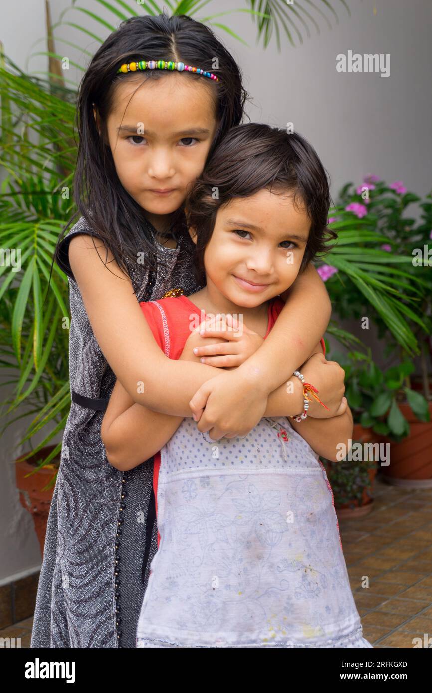 Oktober 2022 Uttarakhand, Indien. Junge, wunderschöne indische Schwestern teilen Freude und verbinden sich. Herzerwärmende Geschwisterverbindung erfasst. Stockfoto