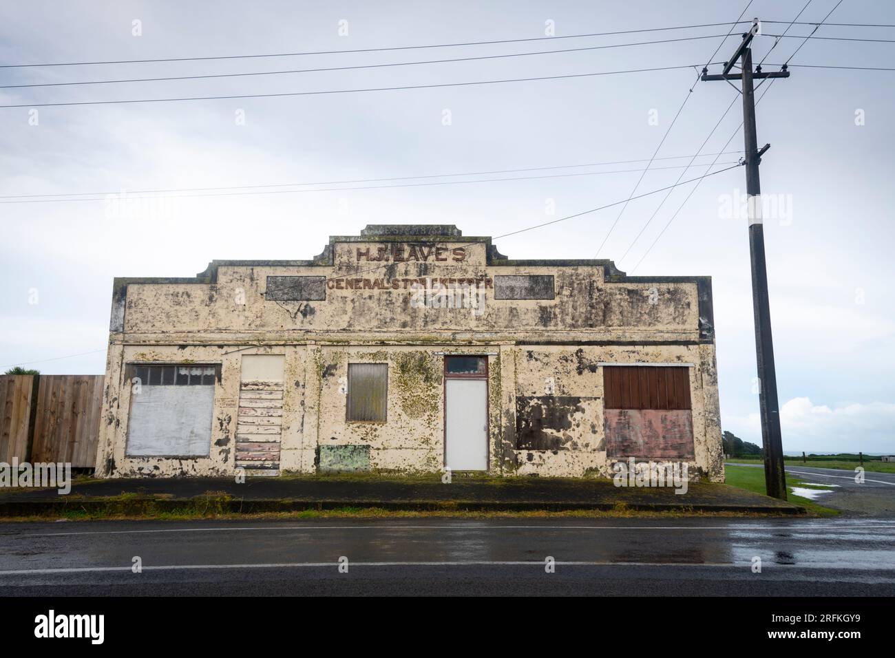 Altes Kaufhaus, in der Nähe von Manaia, Taranaki, Nordinsel, Neuseeland Stockfoto