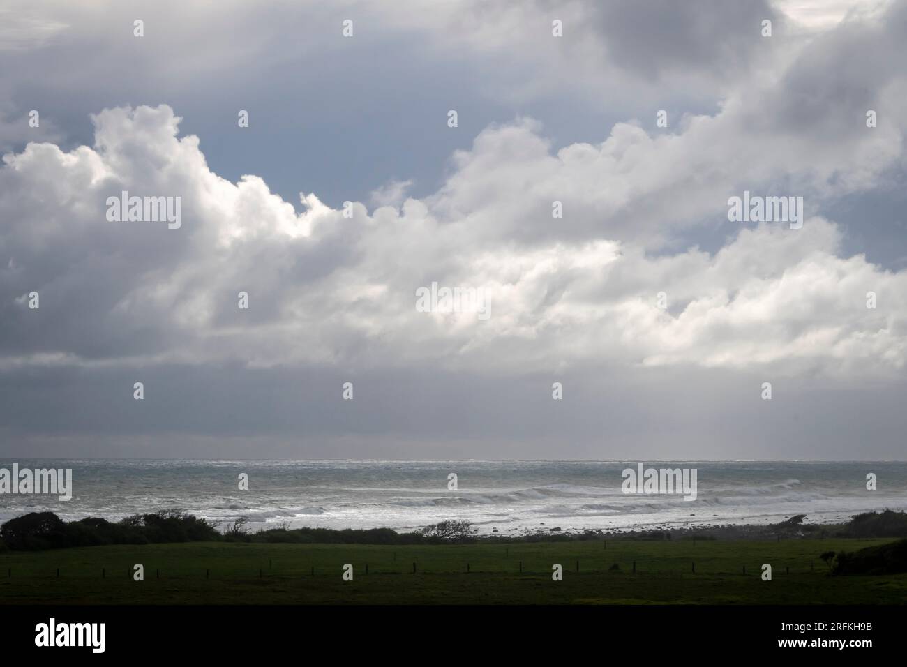 Regenwolken über dem Meer, Cape Egmont, Taranaki, Nordinsel, Neuseeland Stockfoto