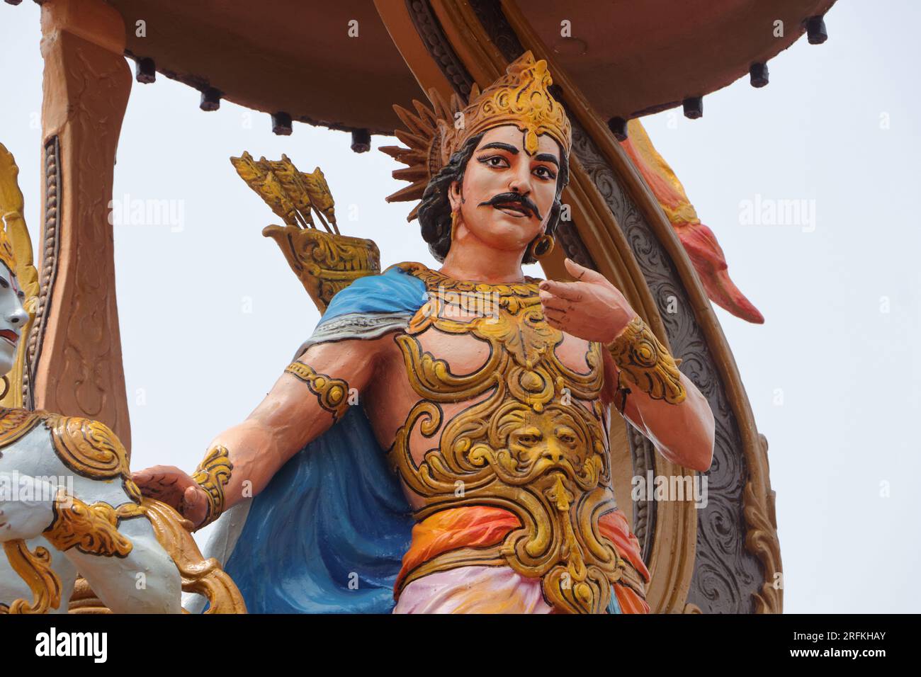 Eine wunderschön farbige Skulptur, die Shri Krishna als Charioteer zeigt, der während des Mahabharata-Krieges vor Arjuna predigt. Verschiedene Winkel und Fokus. Stockfoto