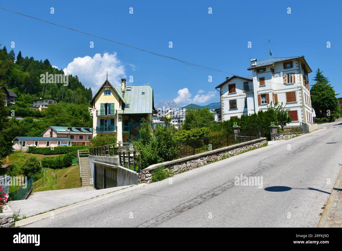Straße und Gebäude in der Stadt Pieve di Cadore in der Region Veneto und der Provinz Belluno in Italien Stockfoto