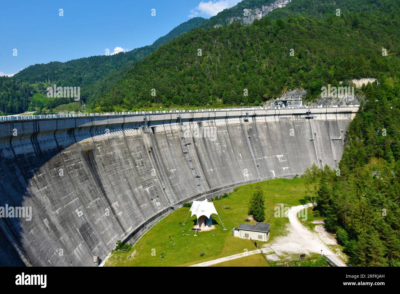Blick auf den Staudamm Pieve di Cadore in der Region Veneto und die Provinz Belluno in Italien Stockfoto