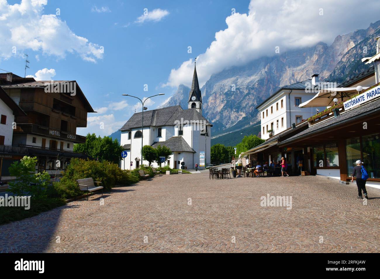 Vito di Cadore, Italien - 19 2022. Juni: Blick auf die Kirche der Heiligen Jungfrau der Verteidigung im Dorf San Vito di Cadore in der Region Venetien und Belluno Provin Stockfoto