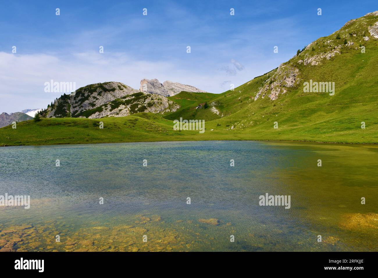 Blick auf den Valparola-See am Valparola-Gebirgspass im Dolomiten-Gebirge in der Region Venetien und der Provinz Belluno in Italien Stockfoto