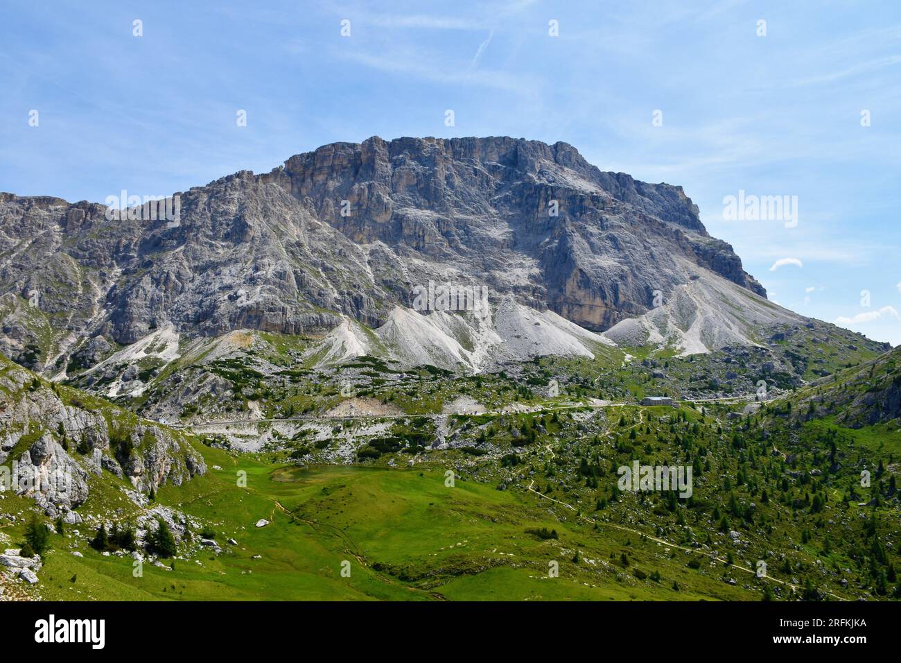 Blick auf Monte Lagazuoi in den Dolomiten und Straße am Valparola Pass und Valparola See in Venetien, Italien Stockfoto