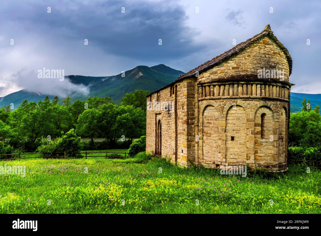 Mozarabisch-romanische Kirche San Juan de Busa (Route der Kirchen von Serralbo), Aragonesische Pyrenäen, Spanien. Stockfoto