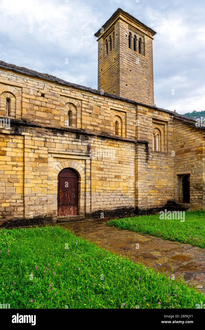 Romanischer Chucrch von San Pedro, Juwel der Architektur im Gletschertal des Serrablo. Mittelalterliches Dorf Larrede, Aragonesische Pyrenäen, Spanien. Stockfoto