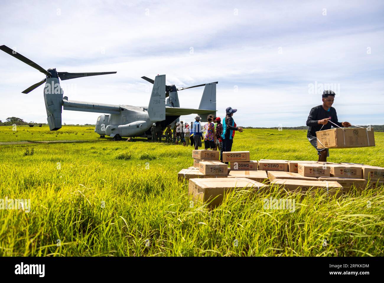 Basco, Philippinen. 03. Aug. 2023. Philippinische Freiwillige helfen, Hilfsgüter aus den USA zu entladen Marine Corp MV-22B Osprey Aircraft in the After Taifun Egay, 3. August 2023 auf Fuga Island, Philippinen. Der Hurrikan der Kategorie 4 weht mit 140 km/h über einen Teil der Philippinen und tötet mindestens 26 Menschen und verursacht weitreichende Schäden. Kredit: CPL. Sean Potter/US Army/Alamy Live News Stockfoto