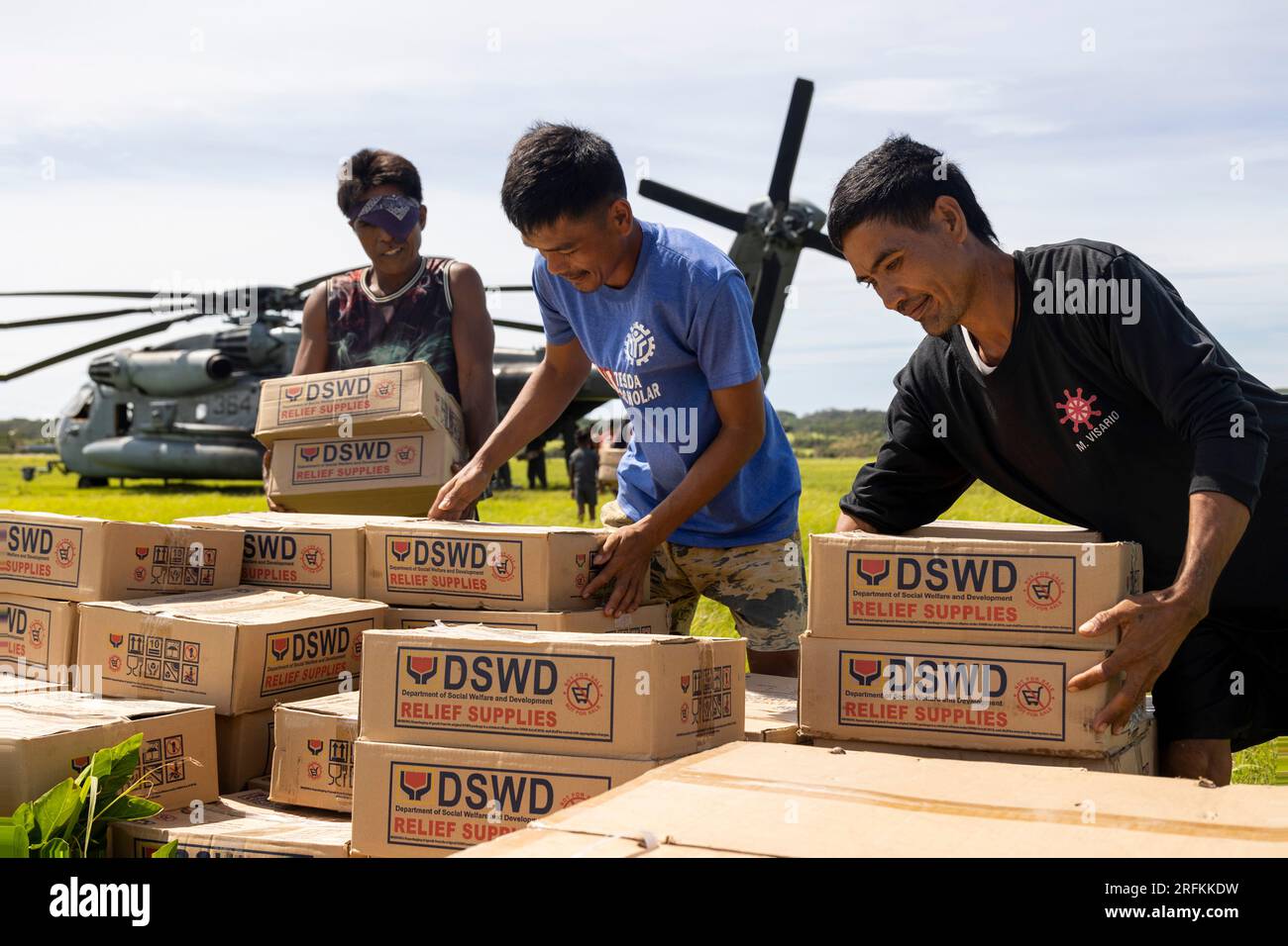 Basco, Philippinen. 03. Aug. 2023. Philippinische Freiwillige helfen, Hilfsgüter aus den USA zu entladen Marine Corp CH-53E Super-Hallion-Hubschrauber nach dem Taifun Egay, 3. August 2023 auf Fuga Island, Philippinen. Der Hurrikan der Kategorie 4 weht mit 140 km/h über einen Teil der Philippinen und tötet mindestens 26 Menschen und verursacht weitreichende Schäden. Kredit: CPL. Sean Potter/US Army/Alamy Live News Stockfoto