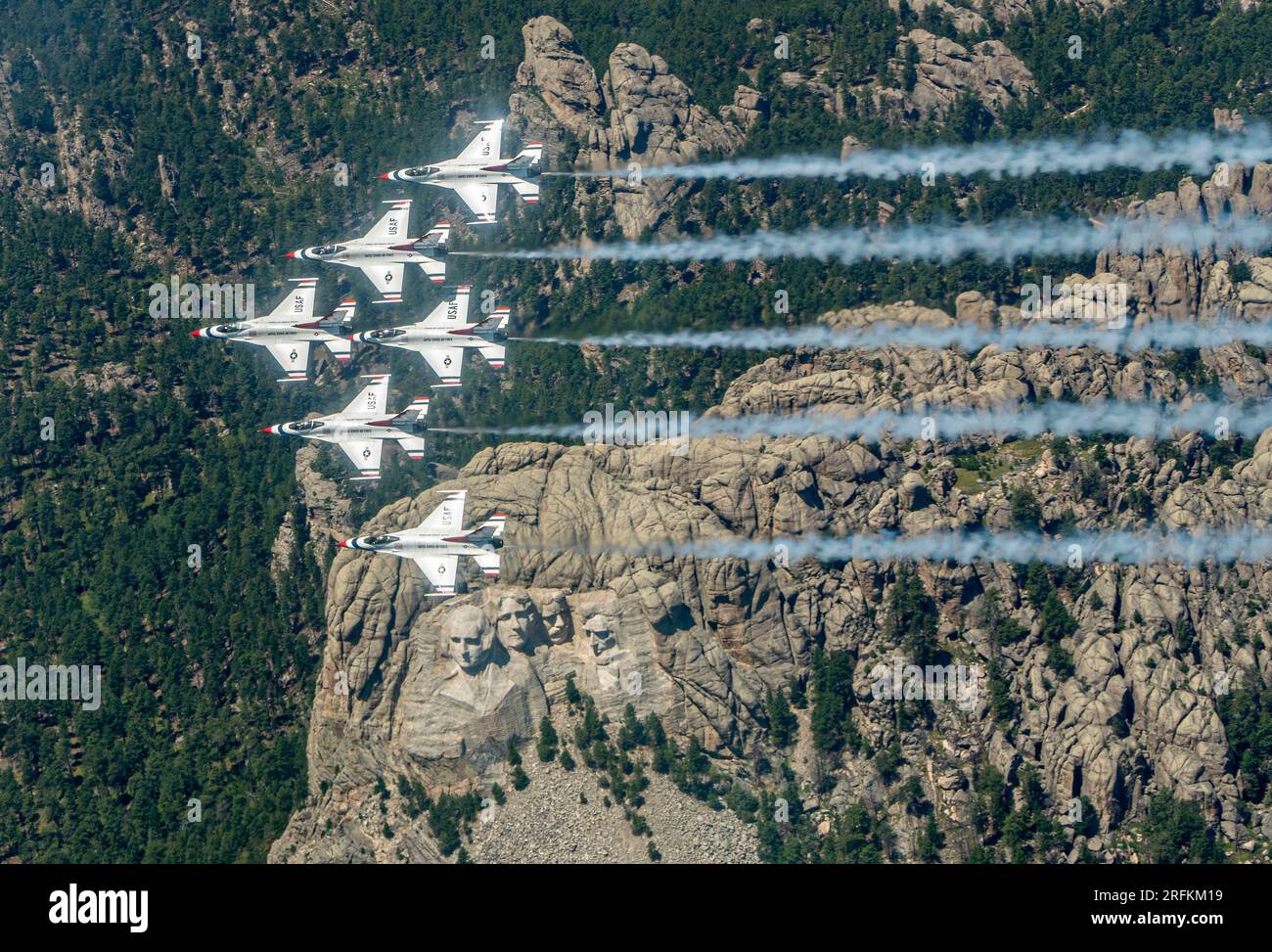 Keystone, Usa. 31. Juli 2023. Die US Air Force Air Demonstration Squadron Thunderbirds fliegen über das Mount Rushmore National Memorial nach ihrer Rückkehr von einer Flugshow in Sioux Falls, 31. Juli 2023 in der Nähe von Keystone, South Dakota. Kredit: SSGT. Dakota Carter/US Air Force/Alamy Live News Stockfoto