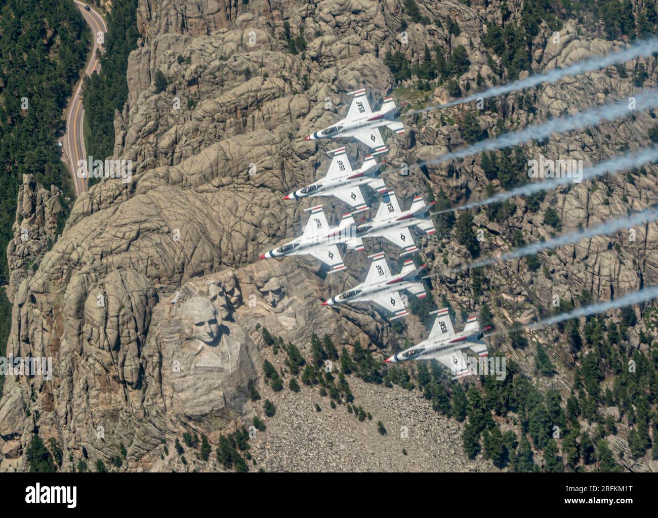 Keystone, Usa. 31. Juli 2023. Die US Air Force Air Demonstration Squadron Thunderbirds fliegen über das Mount Rushmore National Memorial nach ihrer Rückkehr von einer Flugshow in Sioux Falls, 31. Juli 2023 in der Nähe von Keystone, South Dakota. Kredit: SSGT. Dakota Carter/US Air Force/Alamy Live News Stockfoto
