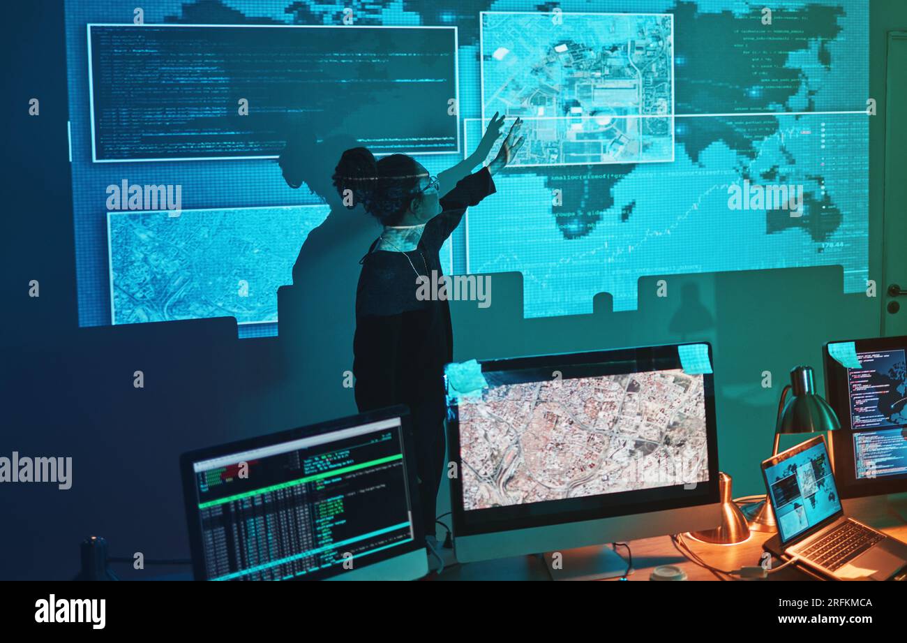 Präsentation zu Cybersicherheit, Frauen und globalen Netzwerken für Phishing, Ransomware und Cyber-Suche. Karten, digitale Datenbank und IT-Mitarbeiter im Dunkeln für Stockfoto