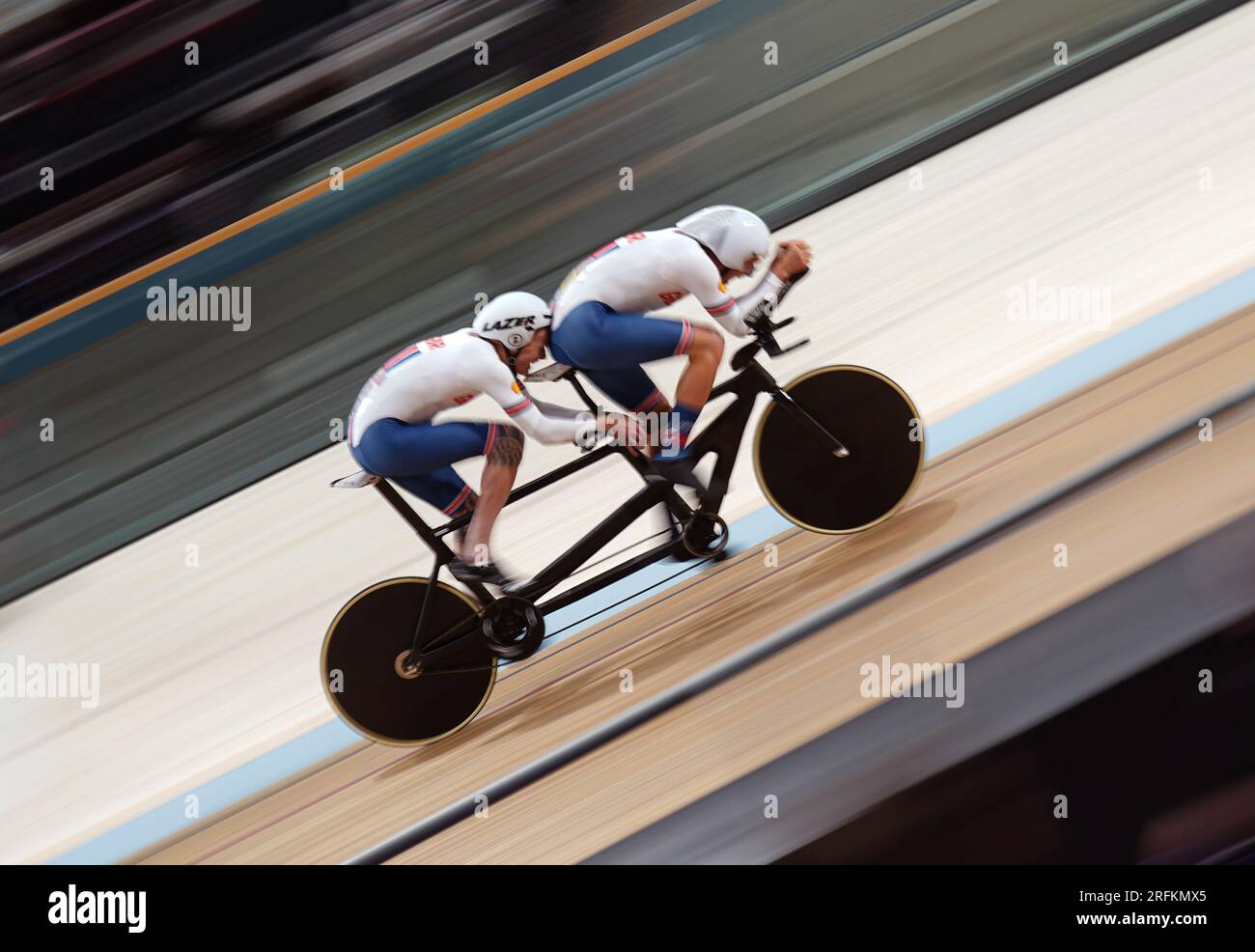 Stephen Bate und Christopher Latham aus Großbritannien nehmen am zweiten Tag der UCI-Radweltmeisterschaft 2023 beim Qualifikationsrennen der Men B 1km Time Trial im Sir Chris Hoy Velodrome in Glasgow Teil. Foto: Freitag, 4. August 2023. Stockfoto