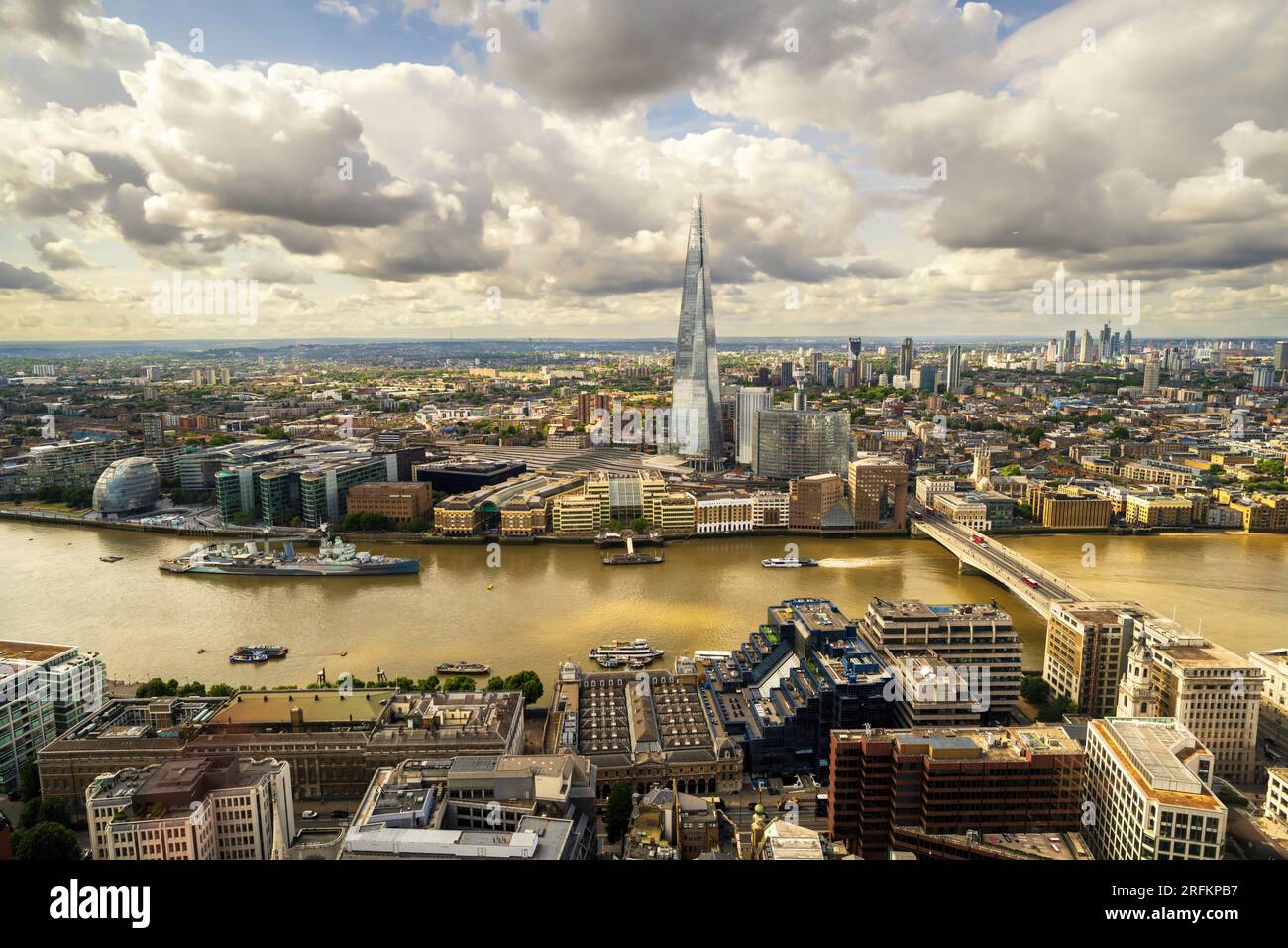 Panoramablick auf die Londoner Skyline über die Themse und die London Bridge. Die städtische Stadtlandschaft spiegelt das Stadtleben wider und zeigt die vielfältigen Sehenswürdigkeiten und wichtigen Sehenswürdigkeiten Stockfoto
