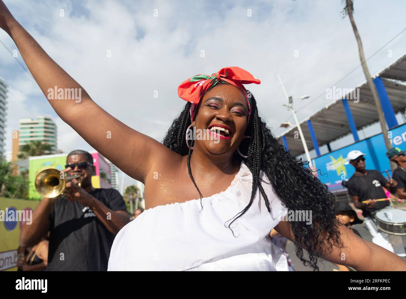 Salvador, Bahia, Brasilien - 11. Februar 2023: Während des Karnevals in Fuzue, in Salvador, Bahia, Brasilien, ist eine kulturelle Gruppe von Frauen aus Bahia zu sehen. Stockfoto