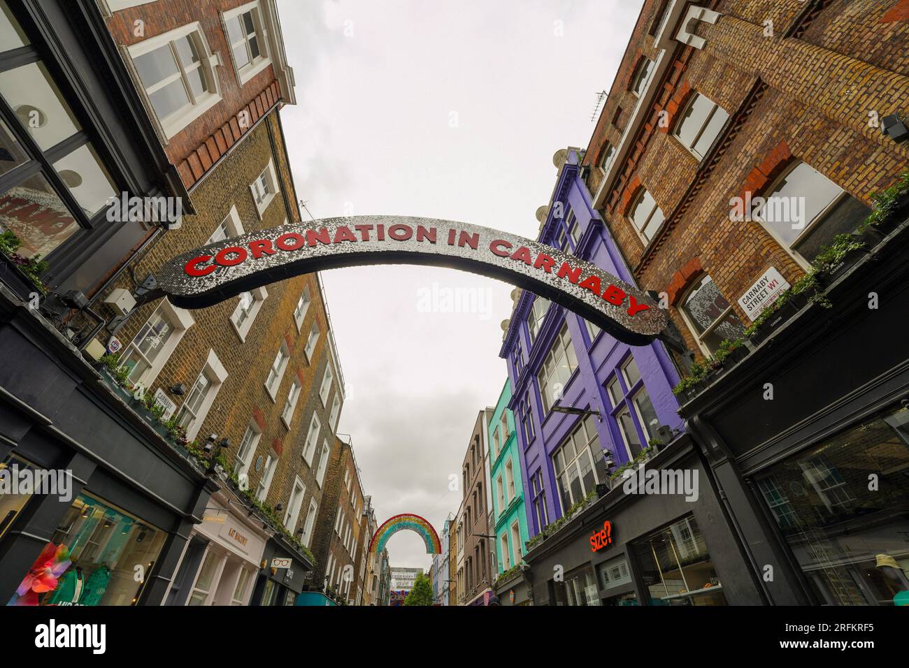 London, England, Großbritannien - 7. Mai 2023. Carnaby Street feiert die Krönung von König Karl III. Ein berühmtes Einkaufs- und Restaurantviertel im Londoner West End. Stockfoto