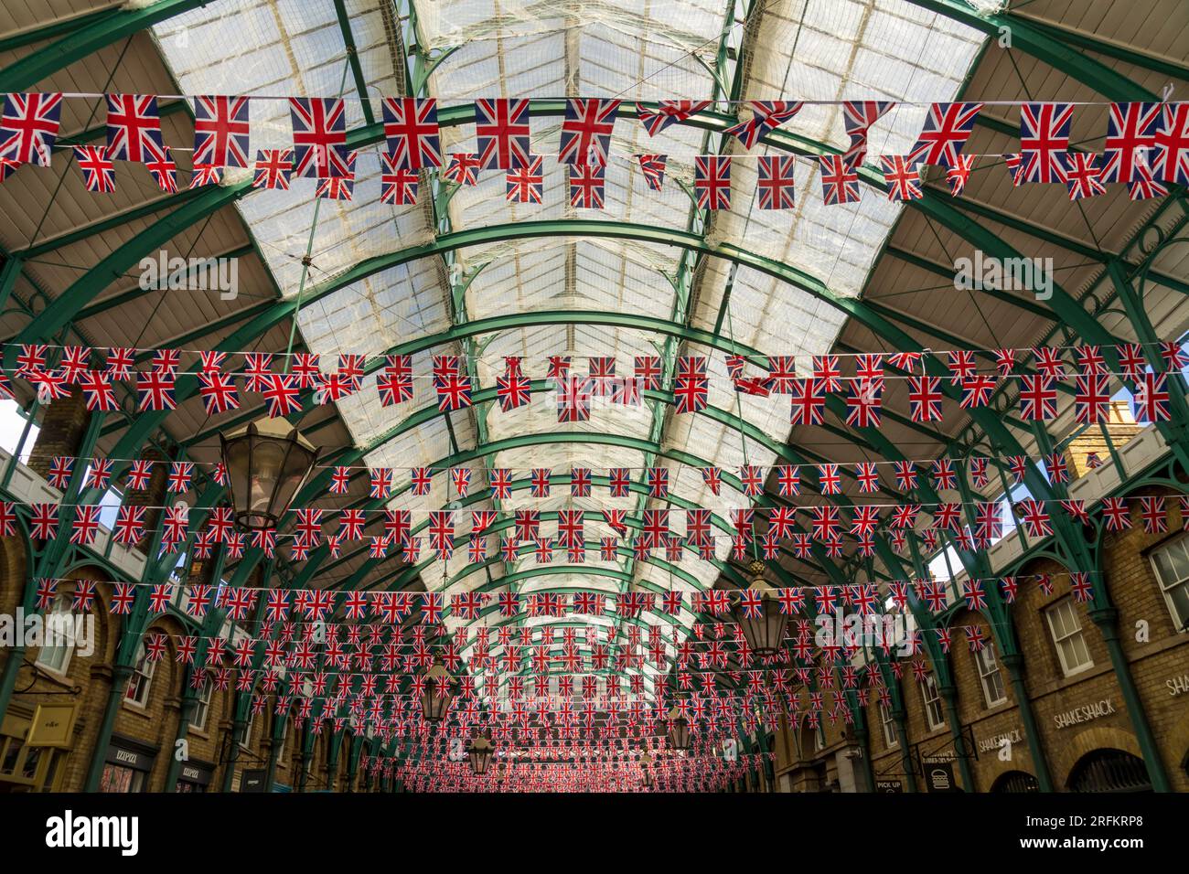 London, England, Großbritannien - 7. Mai 2023. Tausende von britischen Union Jack Flaggen, britische Flaggen auf dem Covent Garden Market zur Krönung von König Karl III. Stockfoto