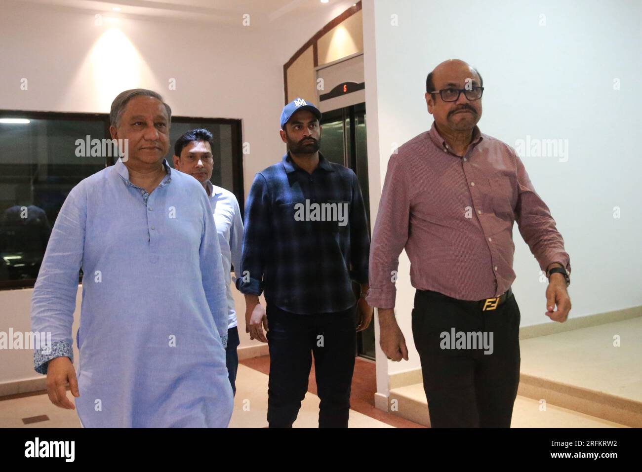 Von Left Bangladesh Cricket Board (BCB) Präsident Nazmul Hassan Papon, ODI-Kapitän Tamim Iqbal und Cricket Operations Chairman Jalal Yunus vor Pre Stockfoto