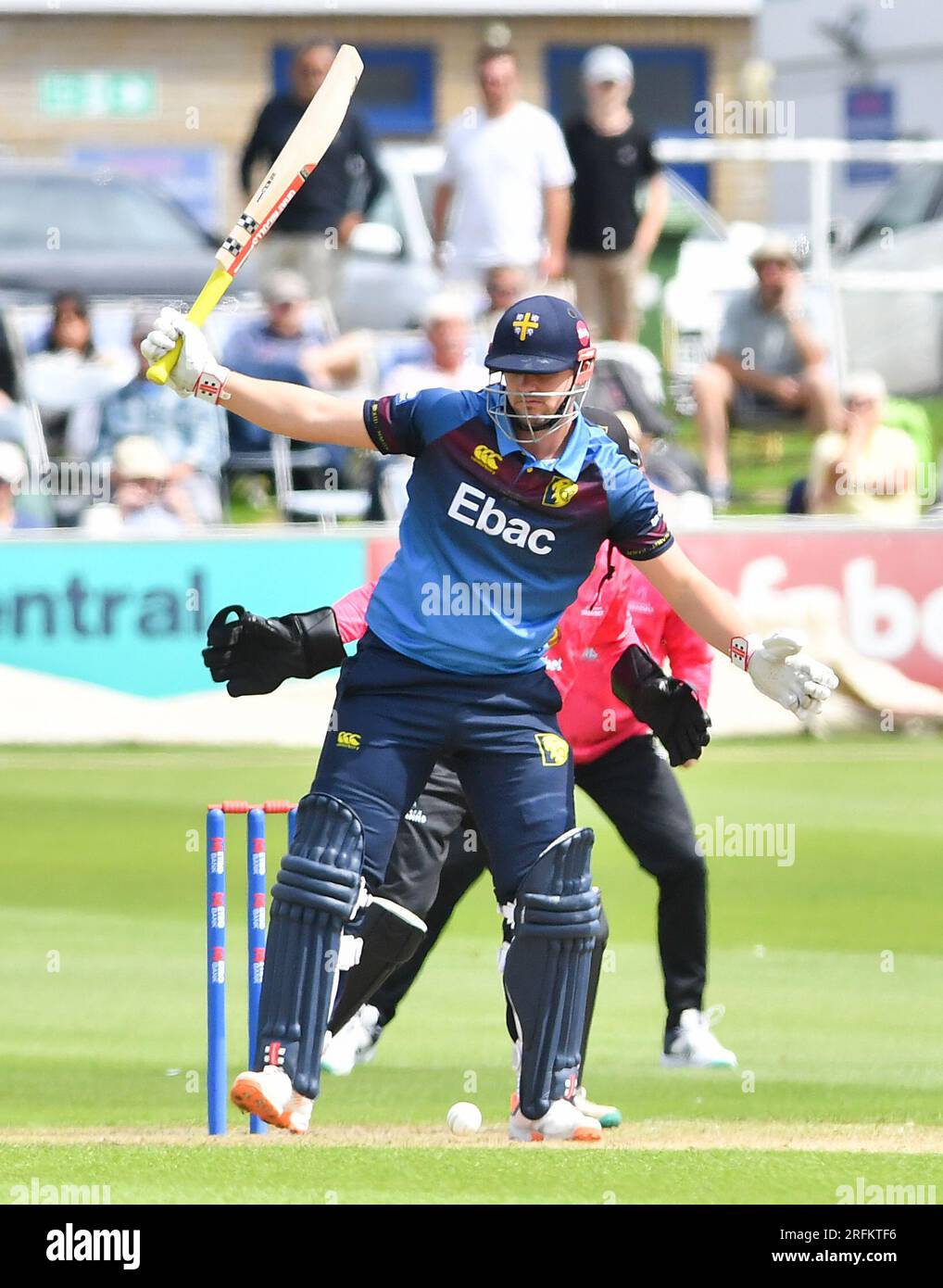 Hove UK 4. August 2023 - Alex Lees von Durham schlägt gegen Sussex Sharks während des One Day Cup-Cricket-Spiels der Metro Bank auf dem Central County Ground 1. in Hove : Credit Simon Dack /TPI/ Alamy Live News Stockfoto