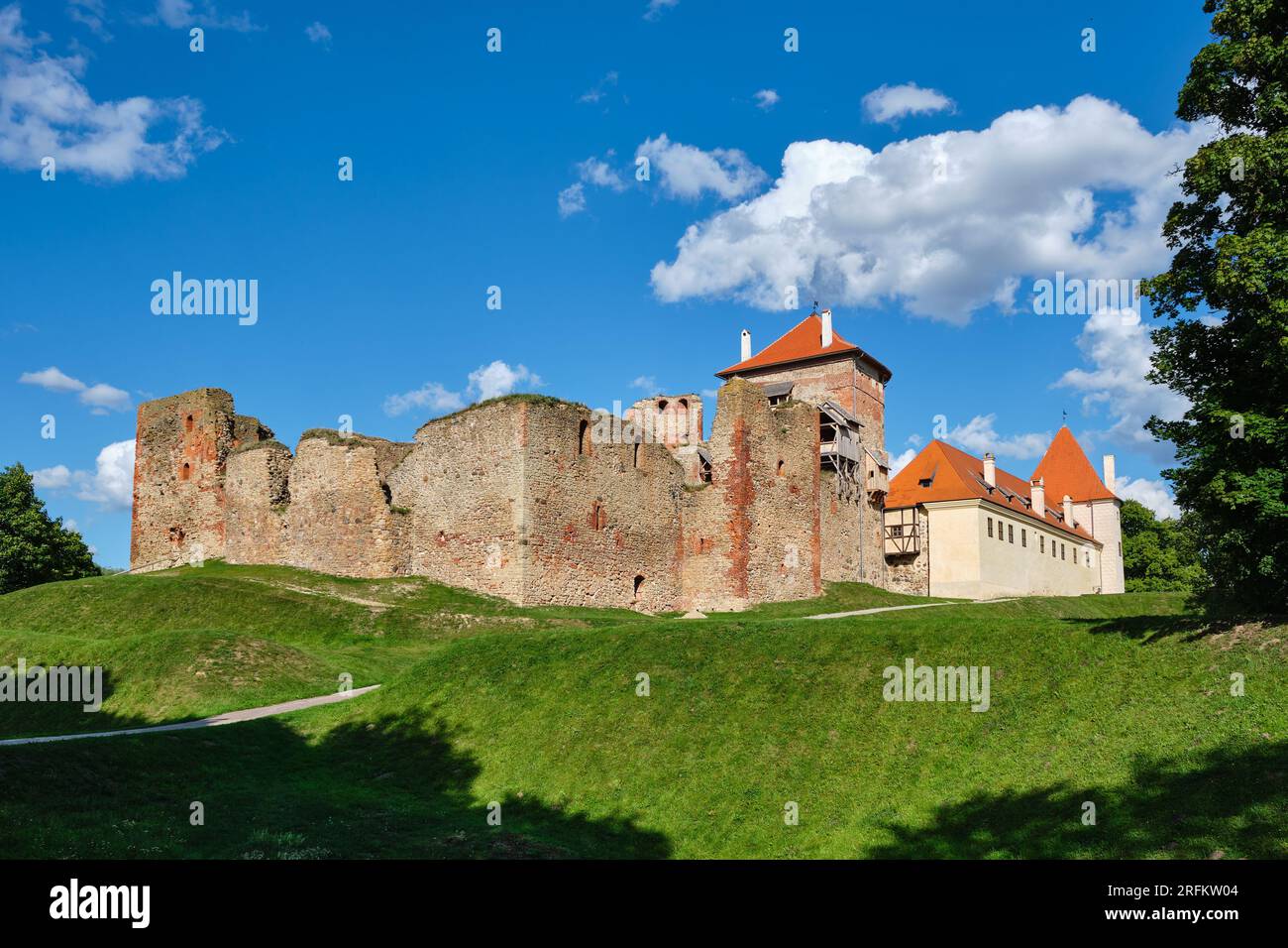 Blick auf die lettische Touristenattraktion - Ruinen der alten mittelalterlichen Burg Bauska und die Überreste eines späteren Palastes. Bauska, Lettland. Stockfoto