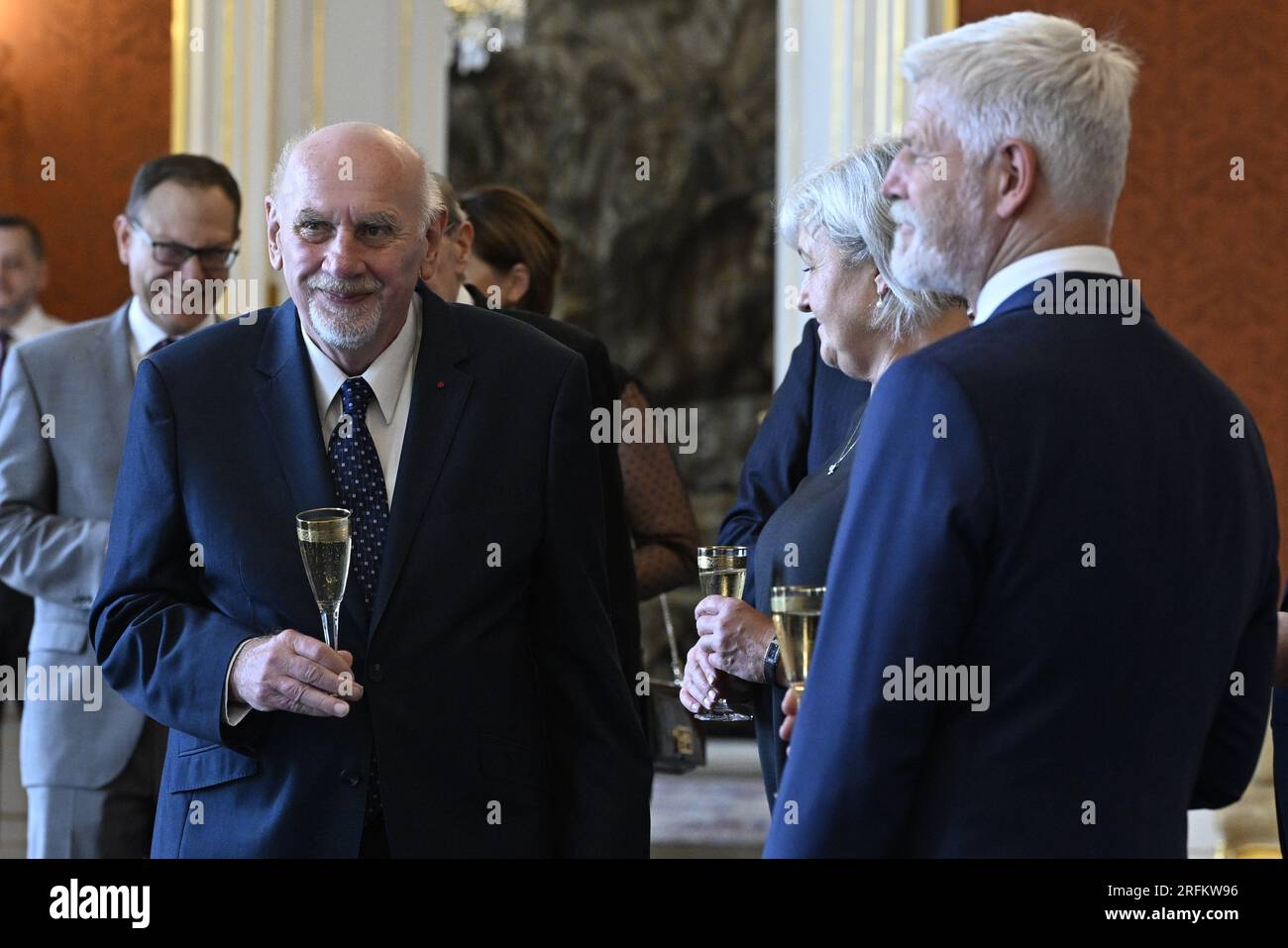 Prag, Tschechische Republik. 04. Aug. 2023. Der tschechische Präsident Petr Pavel (rechts) hat heute den ehemaligen Leiter des Obersten Verwaltungsgerichts (NSS) Josef Baxa zum Vorsitzenden des Verfassungsgerichts (USA) ernannt. Wer wird Pavel Rychetsky (links) im Amt und Bürgerrechtsprofessorin Katerina Ronovska als US-Richter und US-Stellvertretende Vorsitzende in Prag, Tschechische Republik, am 4. August 2023 ersetzen. Kredit: Katerina Sulova/CTK Photo/Alamy Live News Stockfoto