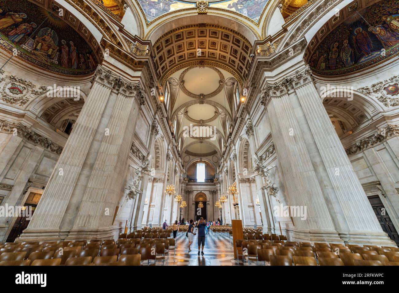 London, England, Großbritannien - 25. Juli 2022. St. Paul's Cathedral im Inneren des Kirchenschiffs, mit Blick auf den Eingang. St. Paul's ist eine historische Kirche, ein Nationalschatz. Stockfoto