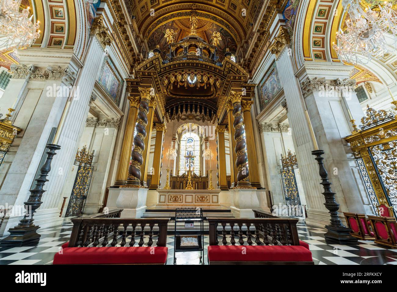 London, England, Großbritannien - 25. Juli 2022. Das Innere des Altars der St. Paul's Cathedral. Die St. Pauls Cathedral ist vor allem für ihre berühmte Kuppel und ihre historische Vergangenheit bekannt. Stockfoto